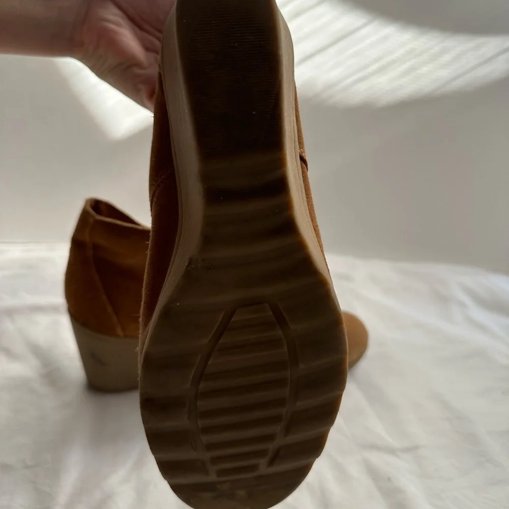 White Mountain Brown Suede Velvet size 7.5